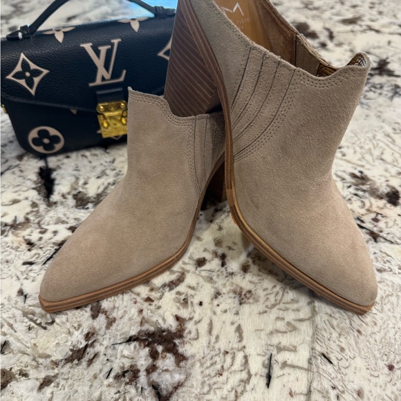 Marc Fisher  NFR approved Footwear Taupe Ankle Booties. Excellent opportunity. - Picture 1 of 5